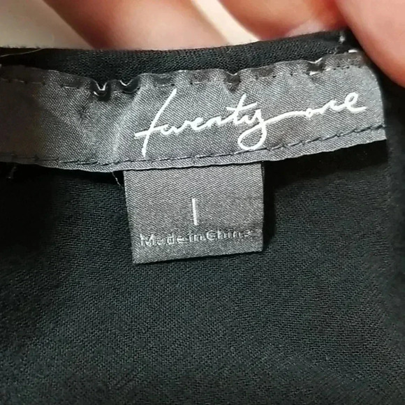 {Forever 21} Embroidered Tunic Blouse - Picture 9 of 10